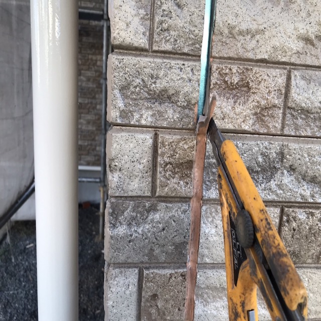 古い目地リーリングをカッターで撤去